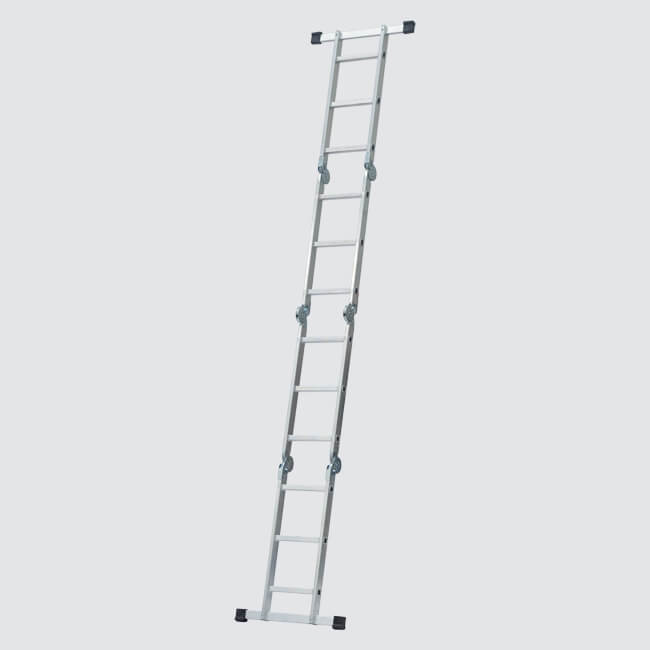 Escalera de aluminio 3 en 1 en posición de tijera y extensible para exteriores.