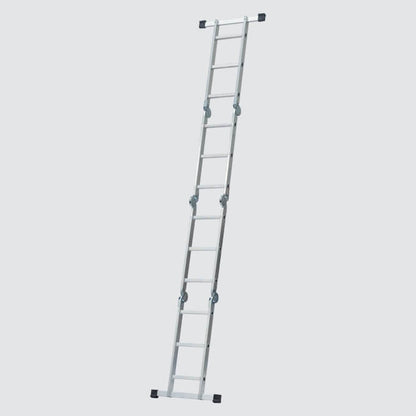 Escalera de aluminio 3 en 1 en posición de tijera y extensible para exteriores.