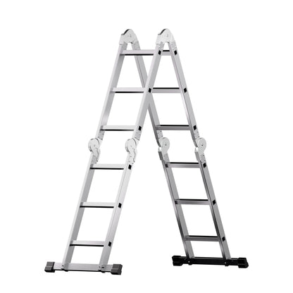 Escalera de aluminio 3 en 1 en posición de tijera y extensible para exteriores.