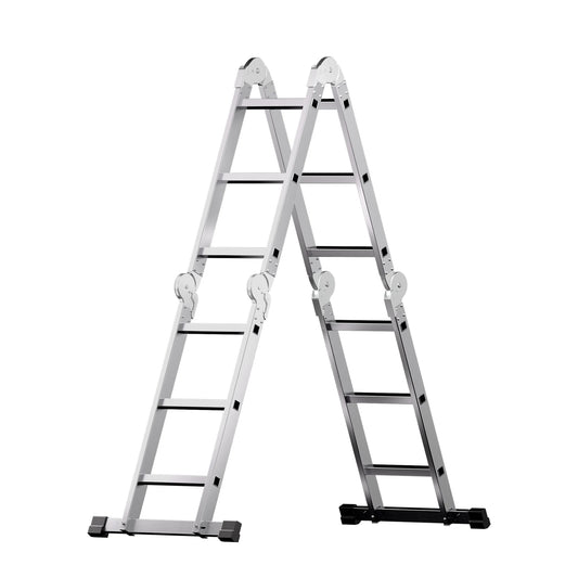 Escalera de aluminio 3 en 1 en posición de tijera y extensible para exteriores.