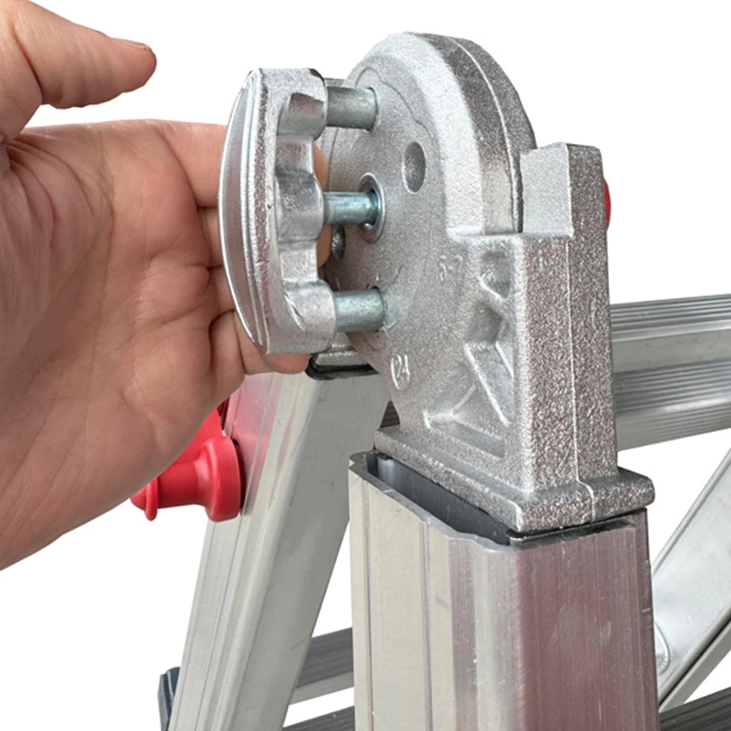 Primer plano de la bisagra de aluminio fundido de la escalera Master.