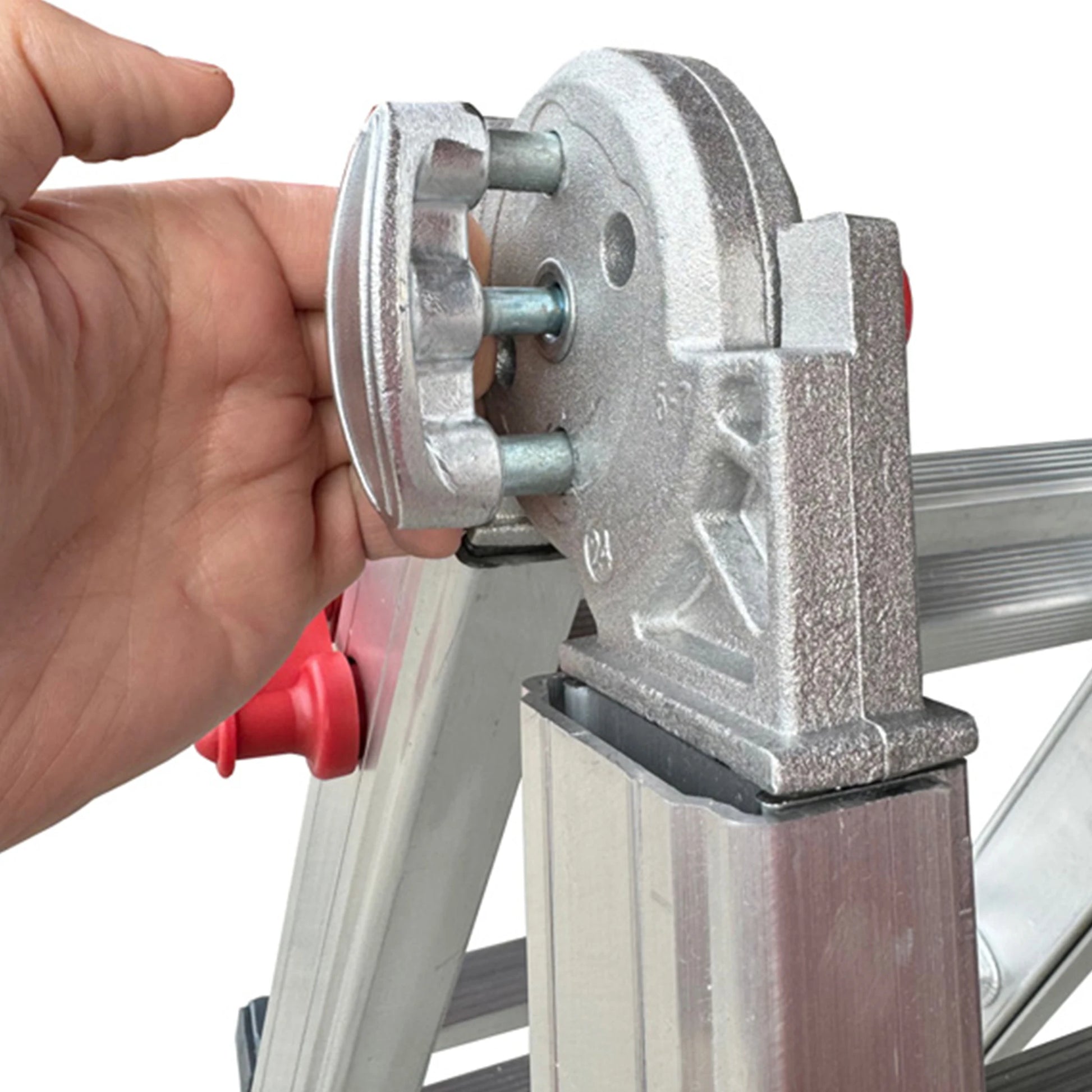 Primer plano de la bisagra de aluminio fundido de la escalera Master.