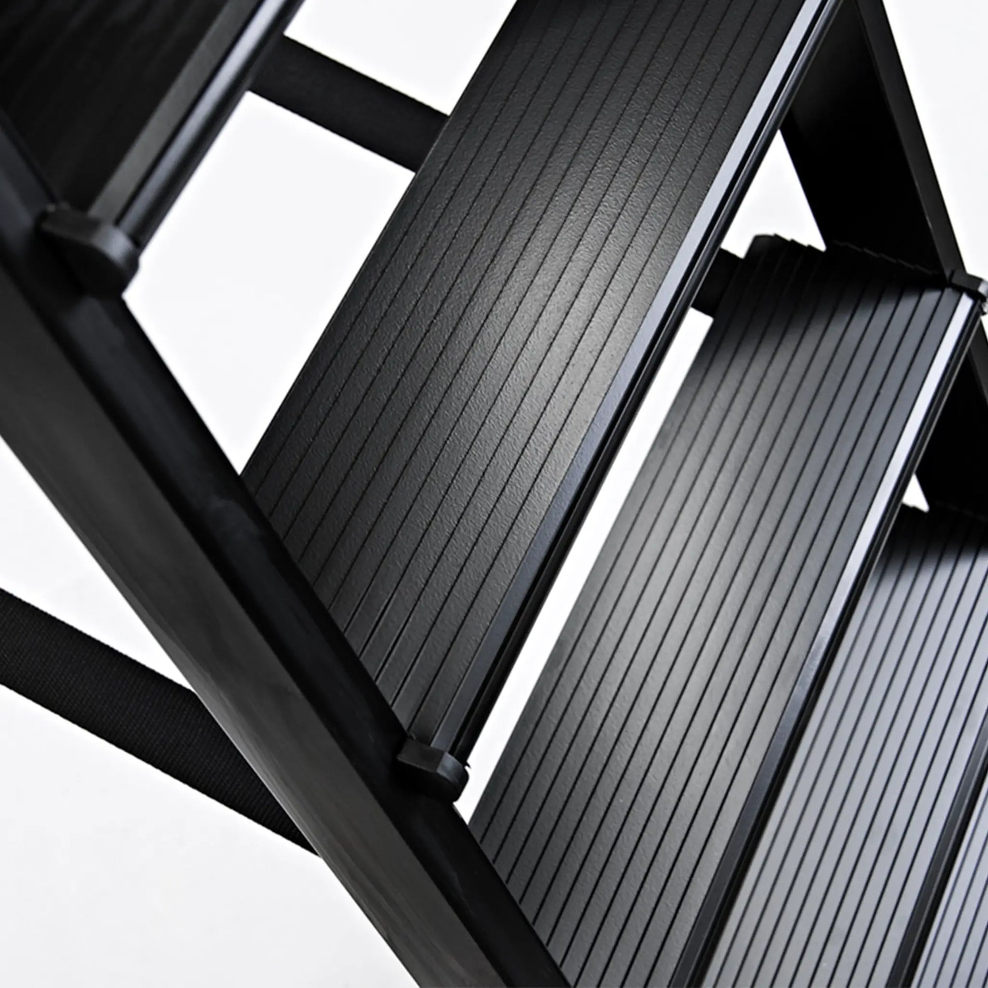 Vista lateral del peldaño ancho de 12 cm con superficie estriada antideslizante.