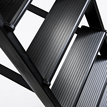 Vista lateral del peldaño ancho de 12 cm con superficie estriada antideslizante.