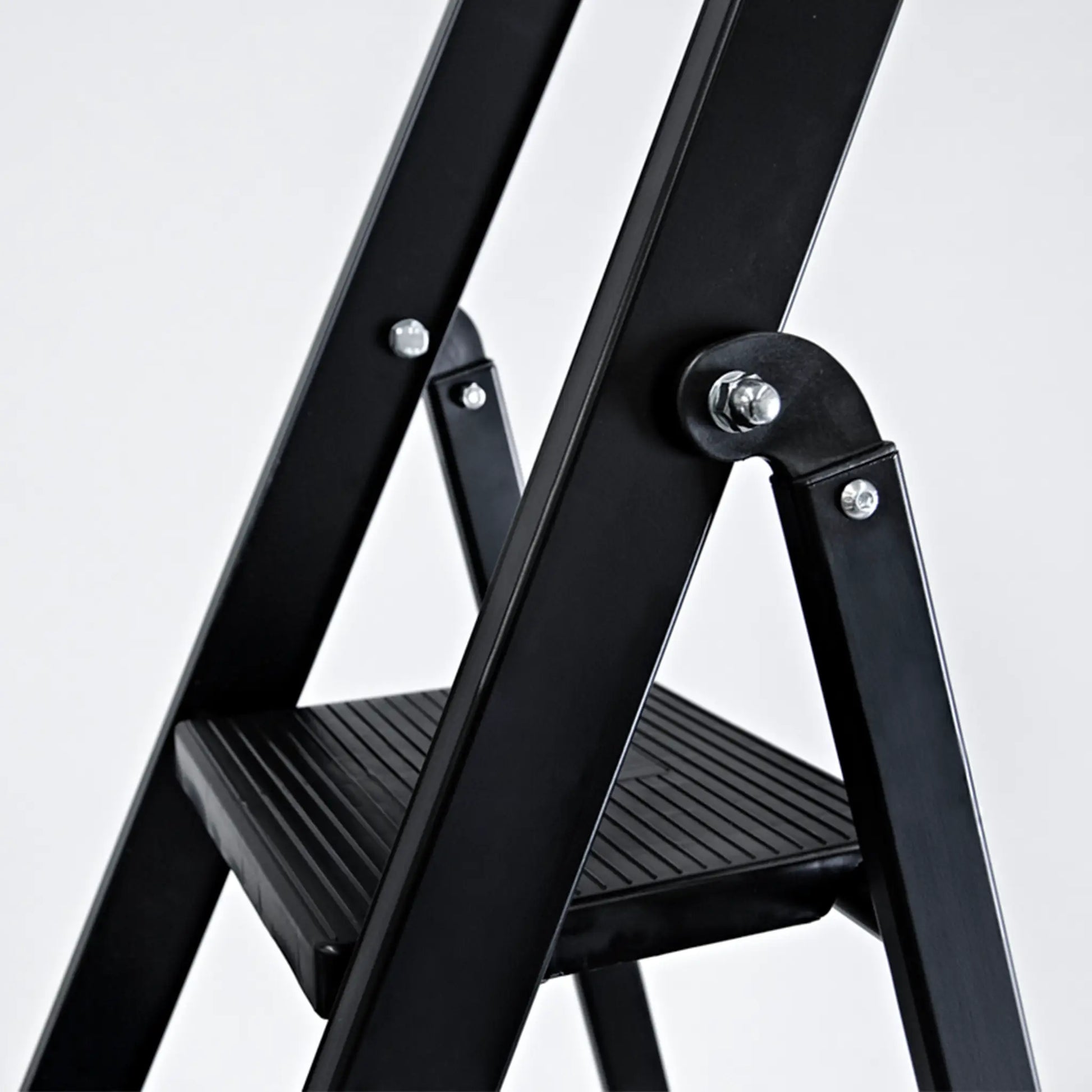 Detalle de las uniones soldadas de alta resistencia en la escalera negra Unno Plus.