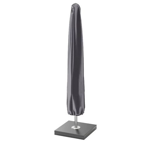 Funda protectora AeroCover® para sombrillas de pie central instalada.