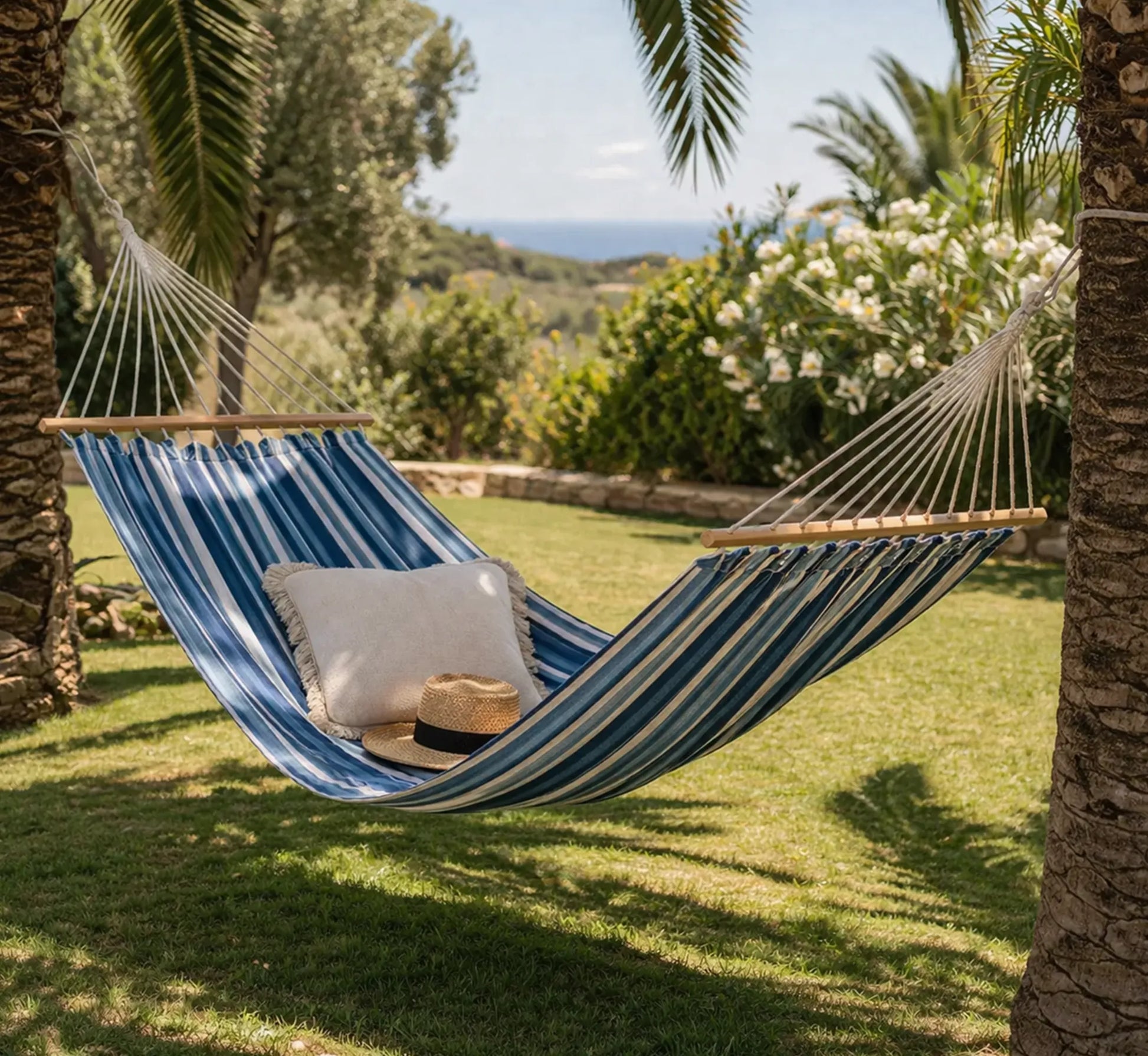 Hamaca de rayas instalada en un jardín, creando un ambiente de bienestar.