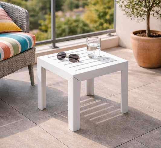 Mesa baja MIAMI de exterior en color blanco en un balcón.