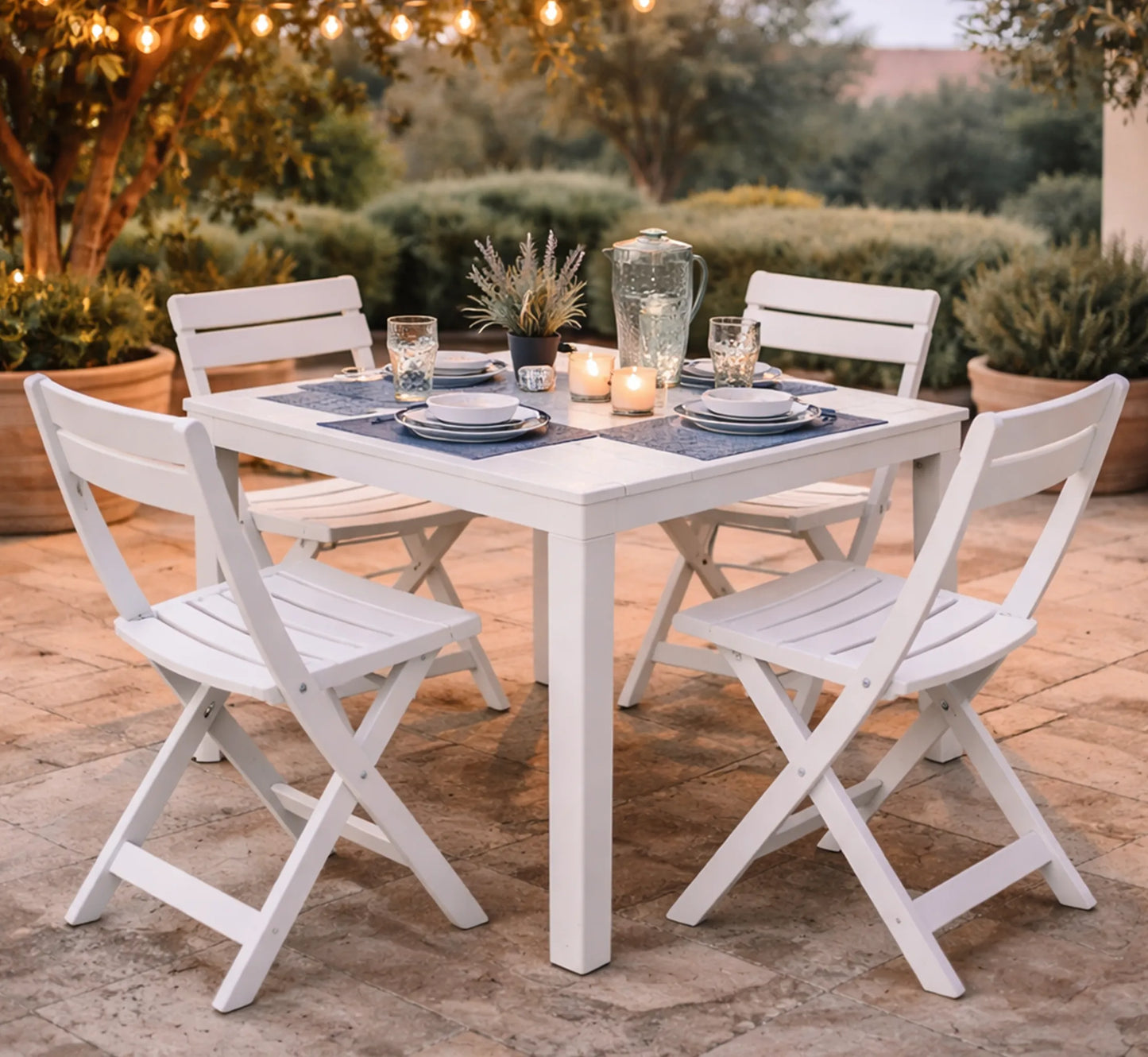 Mesa BALI acompañada de cuatro sillas de diseño, configurando un comedor exterior sofisticado y acogedor.