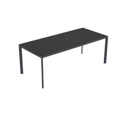 Mesa rectangular de Ezpeleta , resaltando su estructura de aluminio y su tablero compacto de gran formato.