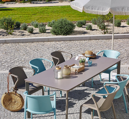 Mesa MEET rectangular en la terraza de un hotel boutique, mostrando su elegancia y gran capacidad para 8 comensales.