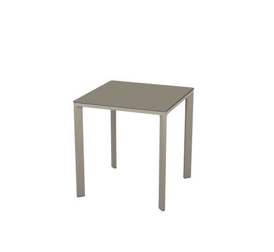 Mesa MEET de Ezpeleta en color taupe, destacando su estructura de aluminio lacado y tablero compacto de alta densidad.