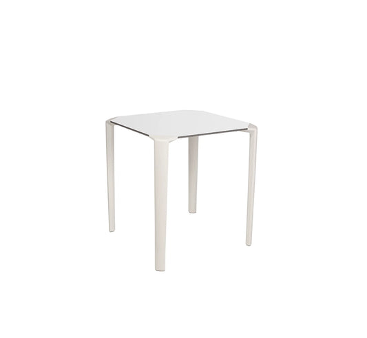 Mesa ONE de Ezpeleta en color blanco, destacando su estructura monobloc de fibra de vidrio y diseño minimalista.