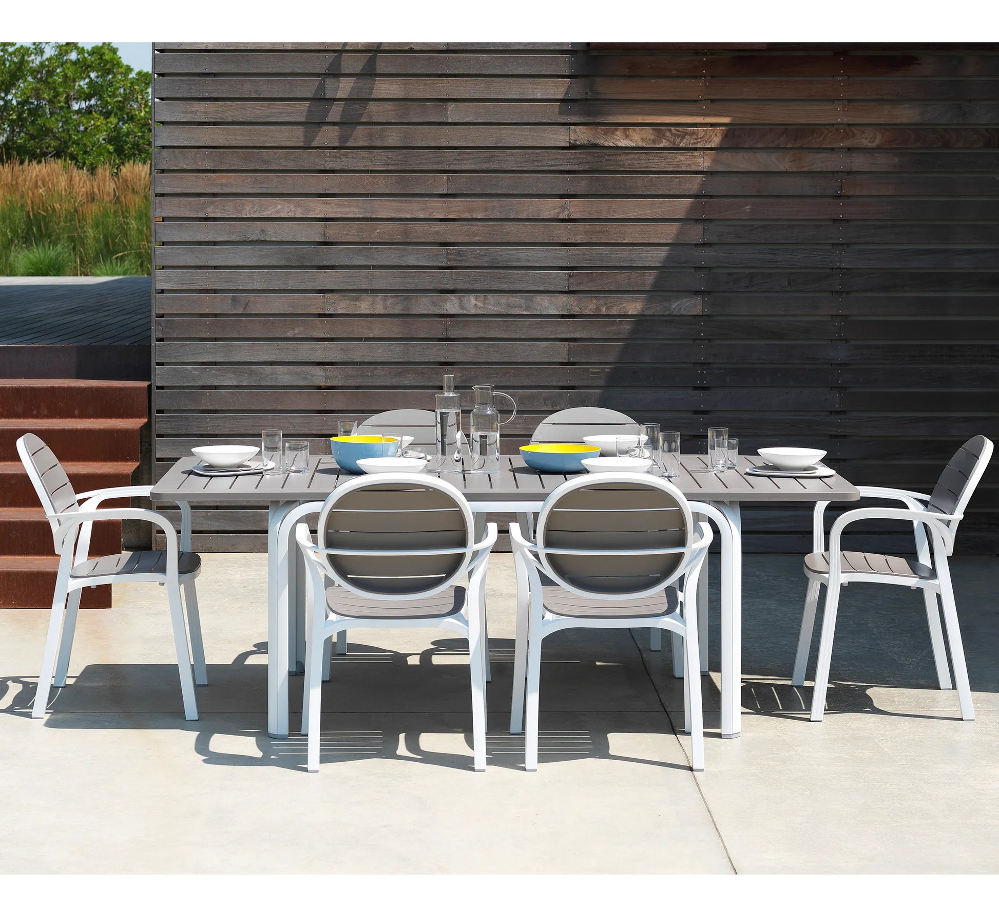 Comedor exterior completo con la mesa ALLORO y seis sillas PALMA a conjunto.