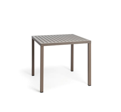 Mesa cuadrada CUBE de Nardi en color marrón, resaltando su tablero DurelTOP y patas de aluminio de sección cuadrada.