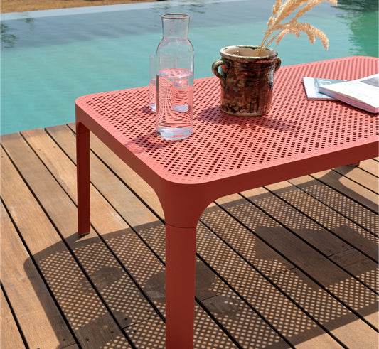 Primer plano del diseño calado de la mesa NET de Nardi, resaltando su acabado mate y la precisión del diseño italiano.