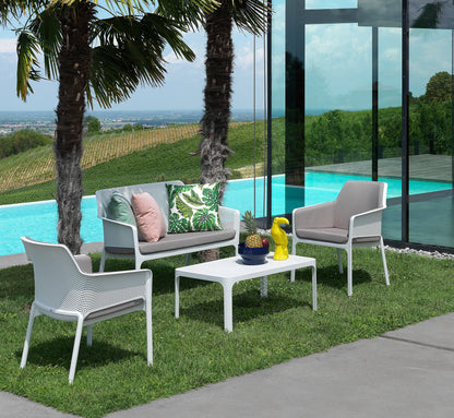 Conjunto de sofá exterior coordinado con la mesa NET de 100x60 cm, creando un oasis de confort y estilo bajo el cielo abierto.