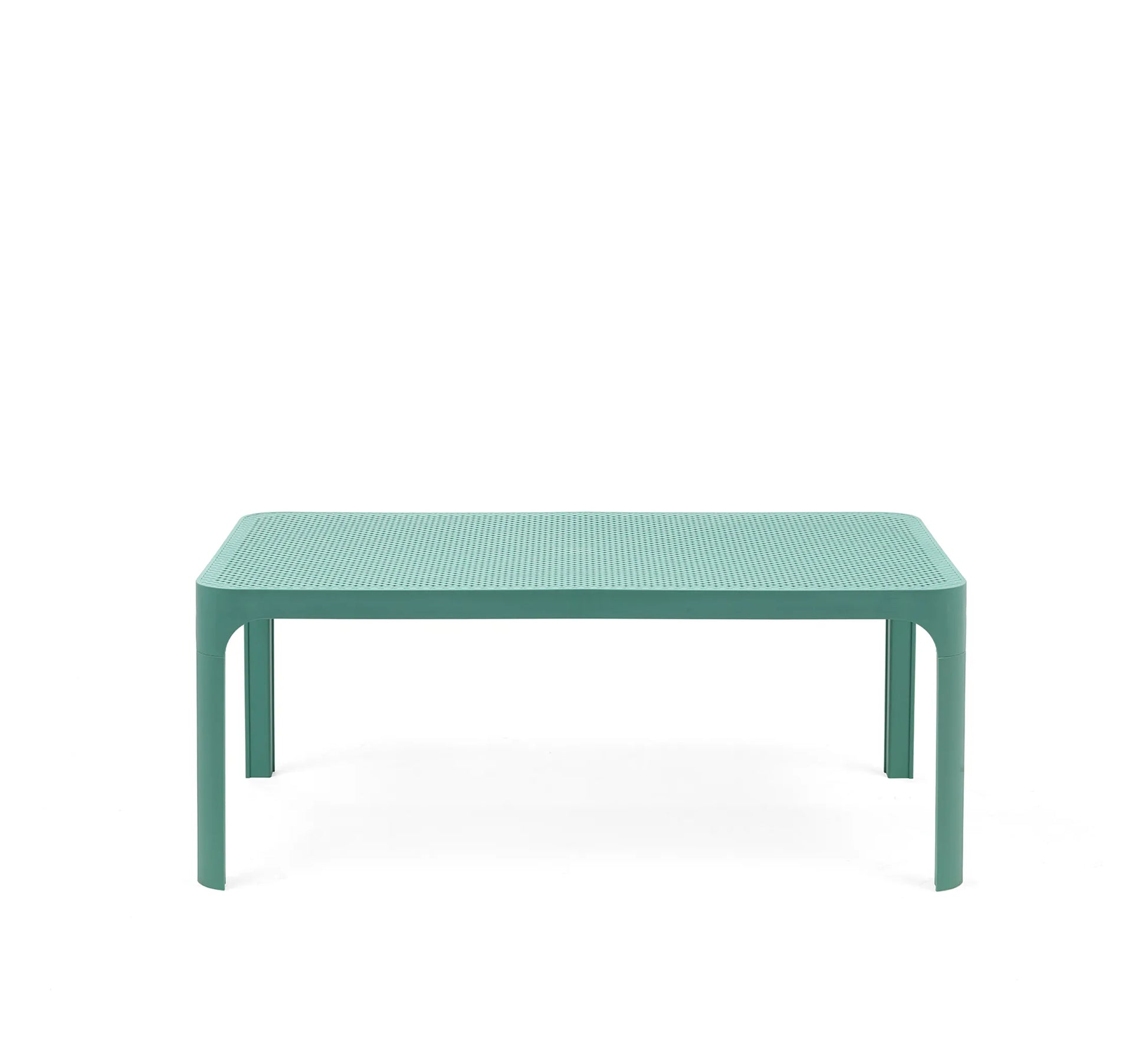Mesa de centro NET Rectangular de Nardi en color salice, el epicentro de un salón de exterior moderno y sofisticado.