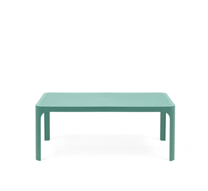 Mesa de centro NET Rectangular de Nardi en color salice, el epicentro de un salón de exterior moderno y sofisticado.