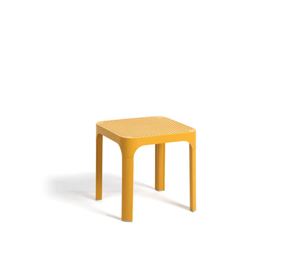 Mesa de diseño italiano NET de Nardi en color mostaza, el toque de distinción perfecto para una terraza minimalista y luminosa.