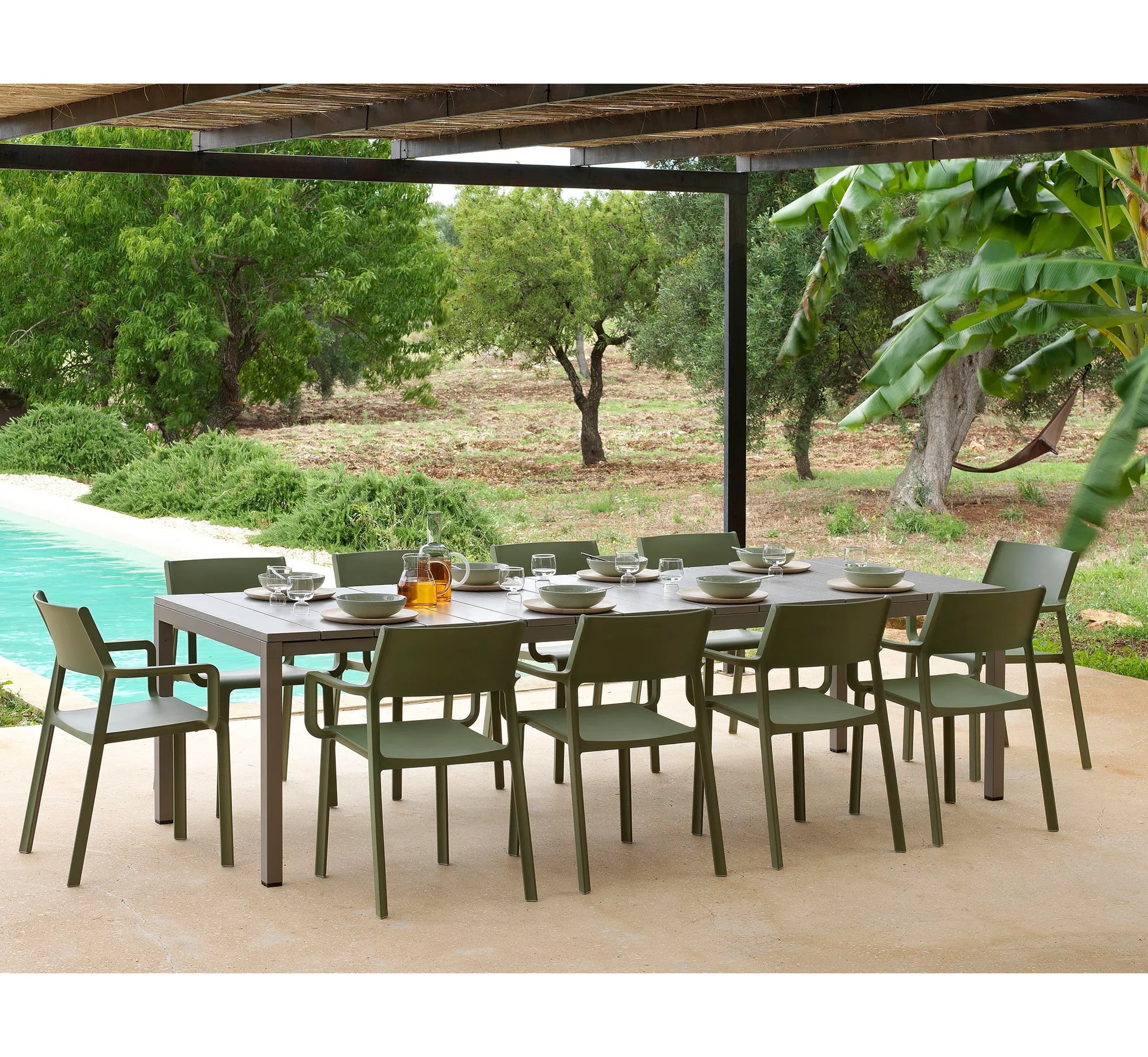 Gran mesa de comedor exterior RIO de 280 cm, configurada para 10 comensales en una terraza de diseño minimalista.