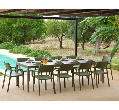 Gran mesa de comedor exterior RIO de 280 cm, configurada para 10 comensales en una terraza de diseño minimalista.
