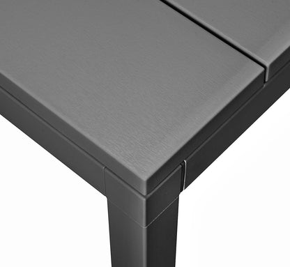 Primer plano del tablero DurelTOP acabado mate de la mesa RIO, resaltando la precisión de los listones y la calidad de la resina italiana.