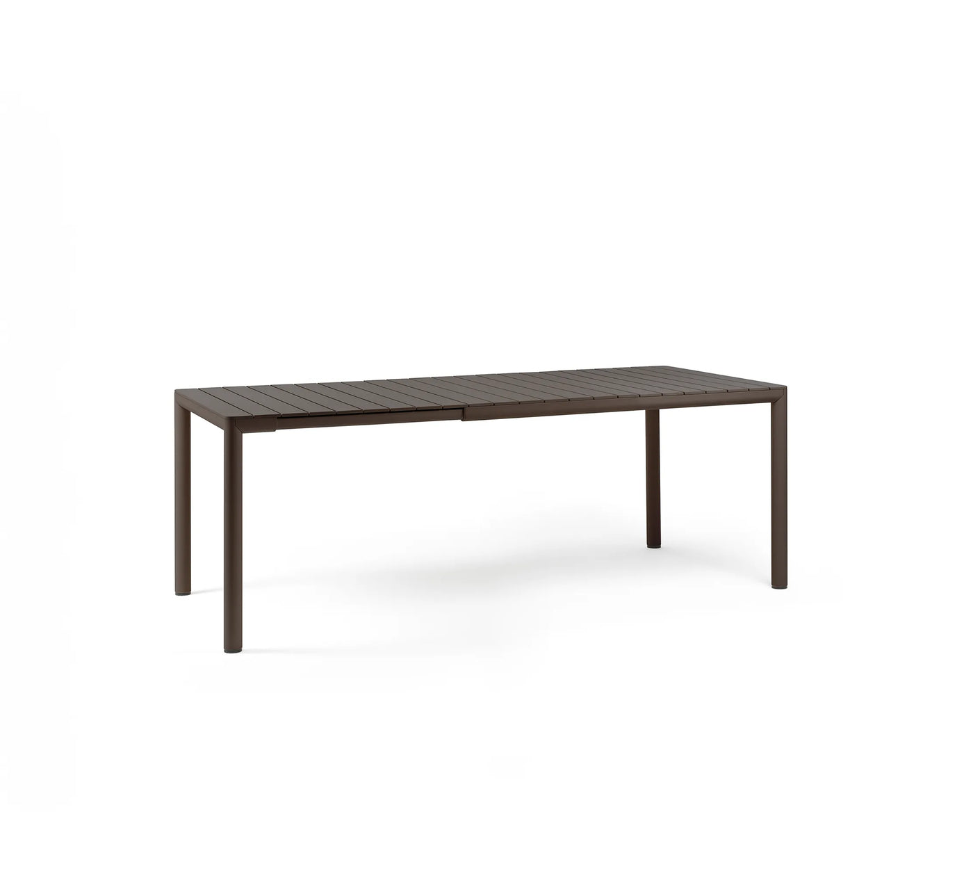 Mesa extensible TEVERE de Nardi en color Terra, resaltando su tablero de lamas y diseño de 147 cm.