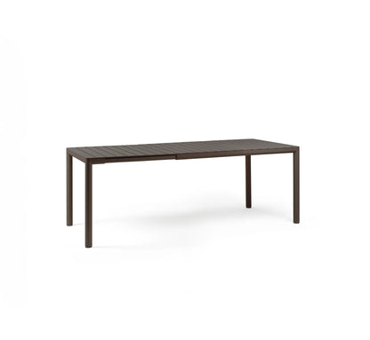Mesa extensible TEVERE de Nardi en color Terra, resaltando su tablero de lamas y diseño de 147 cm.