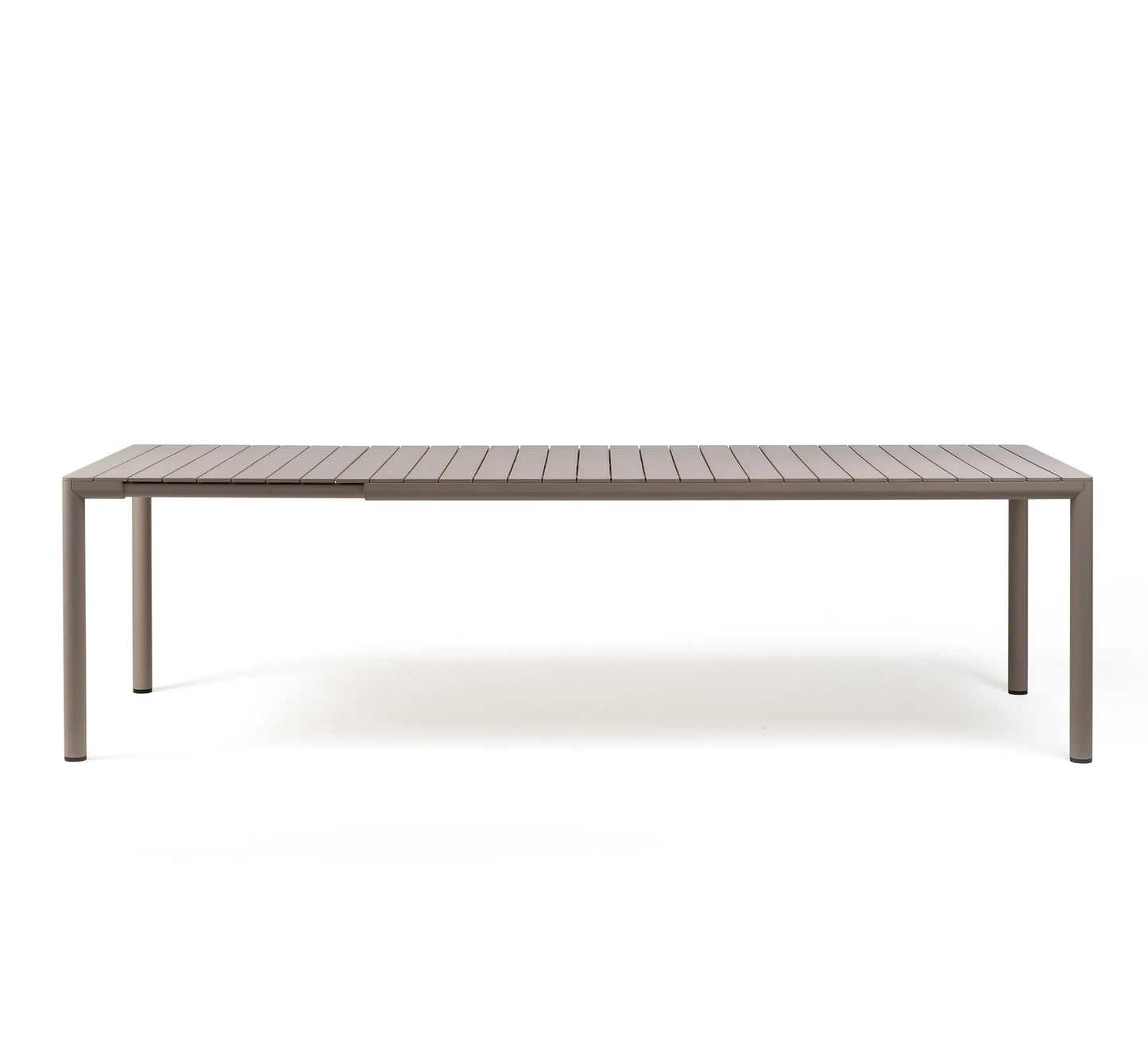 Mesa TEVERE de Nardi extendida a 275 cm configurada para un banquete de 10 personas en una terraza de lujo