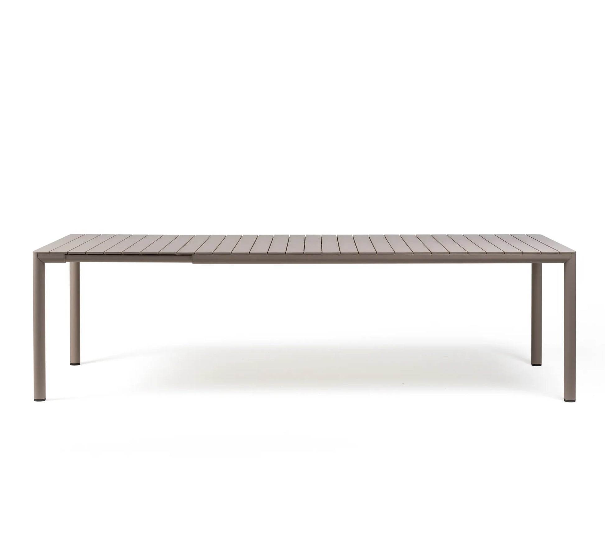 Mesa TEVERE de Nardi extendida a 275 cm configurada para un banquete de 10 personas en una terraza de lujo