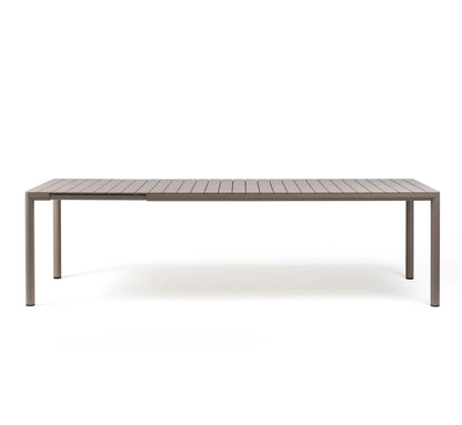 Mesa TEVERE de Nardi extendida a 275 cm configurada para un banquete de 10 personas en una terraza de lujo