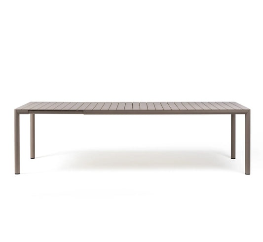 Mesa TEVERE de Nardi extendida a 275 cm configurada para un banquete de 10 personas en una terraza de lujo