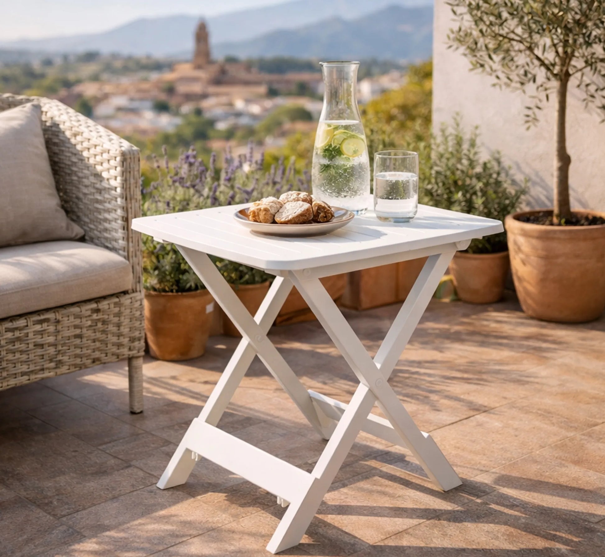 Pequeño oasis de bienestar en un balcón urbano con la mesa plegable de resina como punto de apoyo esencial.