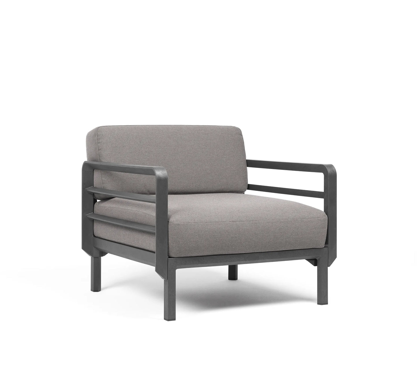 Sillón Máximo de Nardi en color Basalto, destacando su diseño italiano y cojines Sunbrella premium.