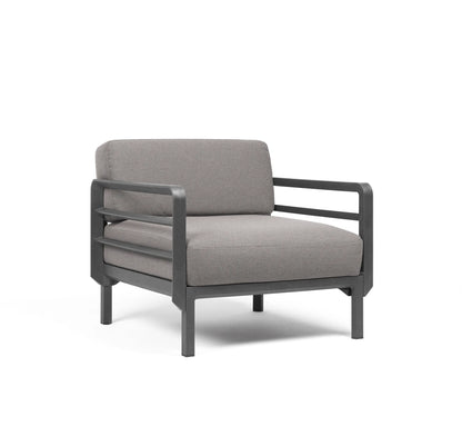 Sillón Máximo de Nardi en color Basalto, destacando su diseño italiano y cojines Sunbrella premium.