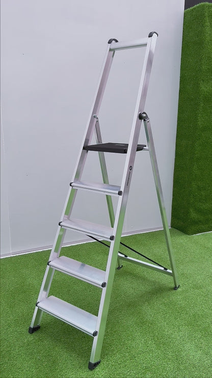 Escalera profesional Urbana Plus de aluminio con soldadura robótica y peldaños de 12 cm.