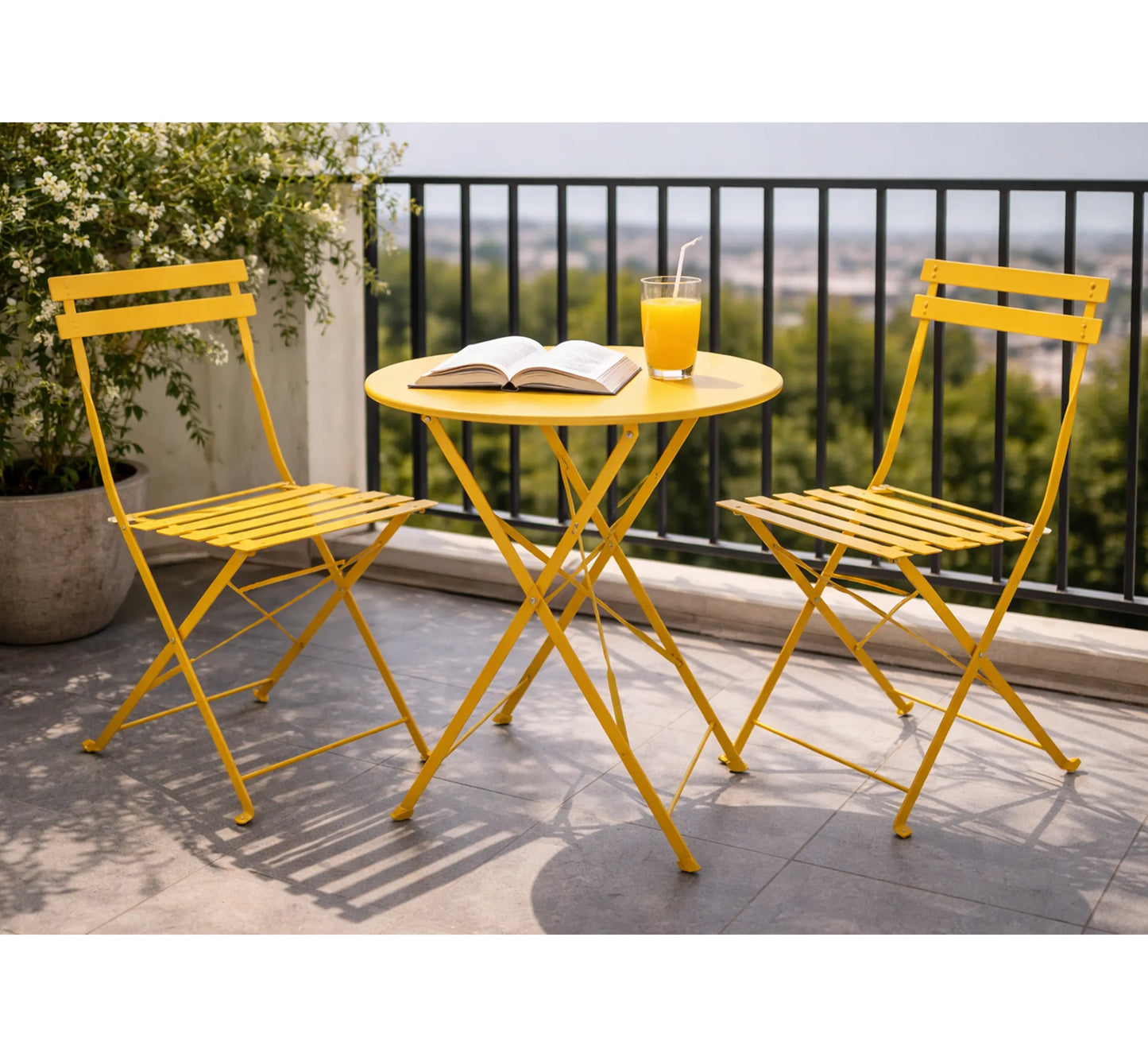 Mesa y sillas plegables de color mostaza en un balcón moderno, creando un rincón de desayuno alegre y sofisticado.