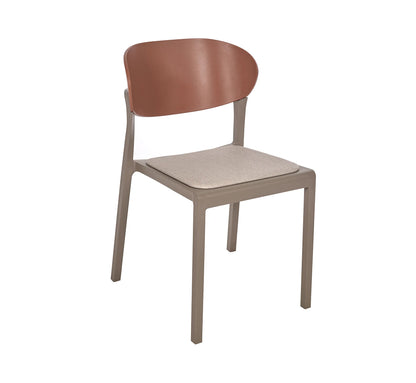 Silla BAKE de Ezpeleta tapizada en color taupe, fabricada en polipropileno reforzado.