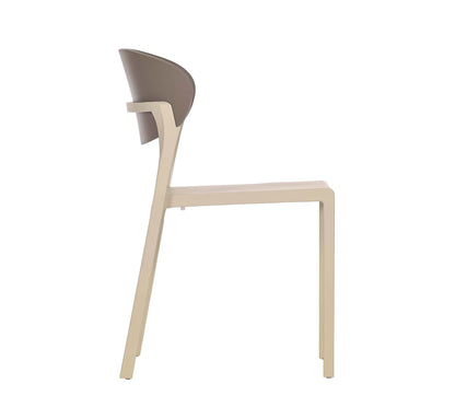 Silla BAKE de Ezpeleta en color neutro y taupe, fabricada en polipropileno reforzado.