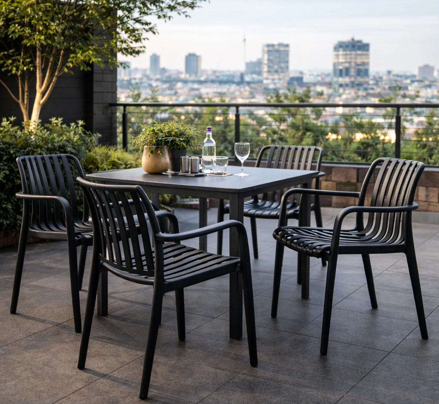 Silla de exterior económica CEBRA en color negro mate, diseño minimalista.