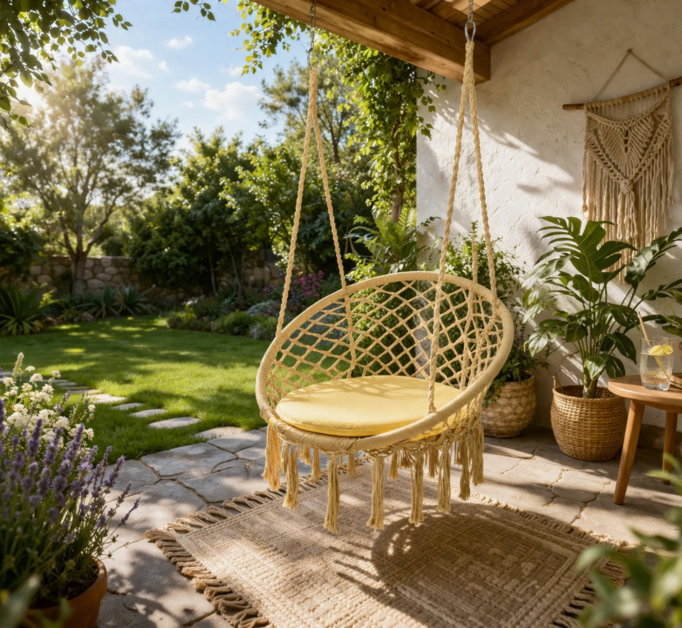 Silla colgante instalada en un porche.