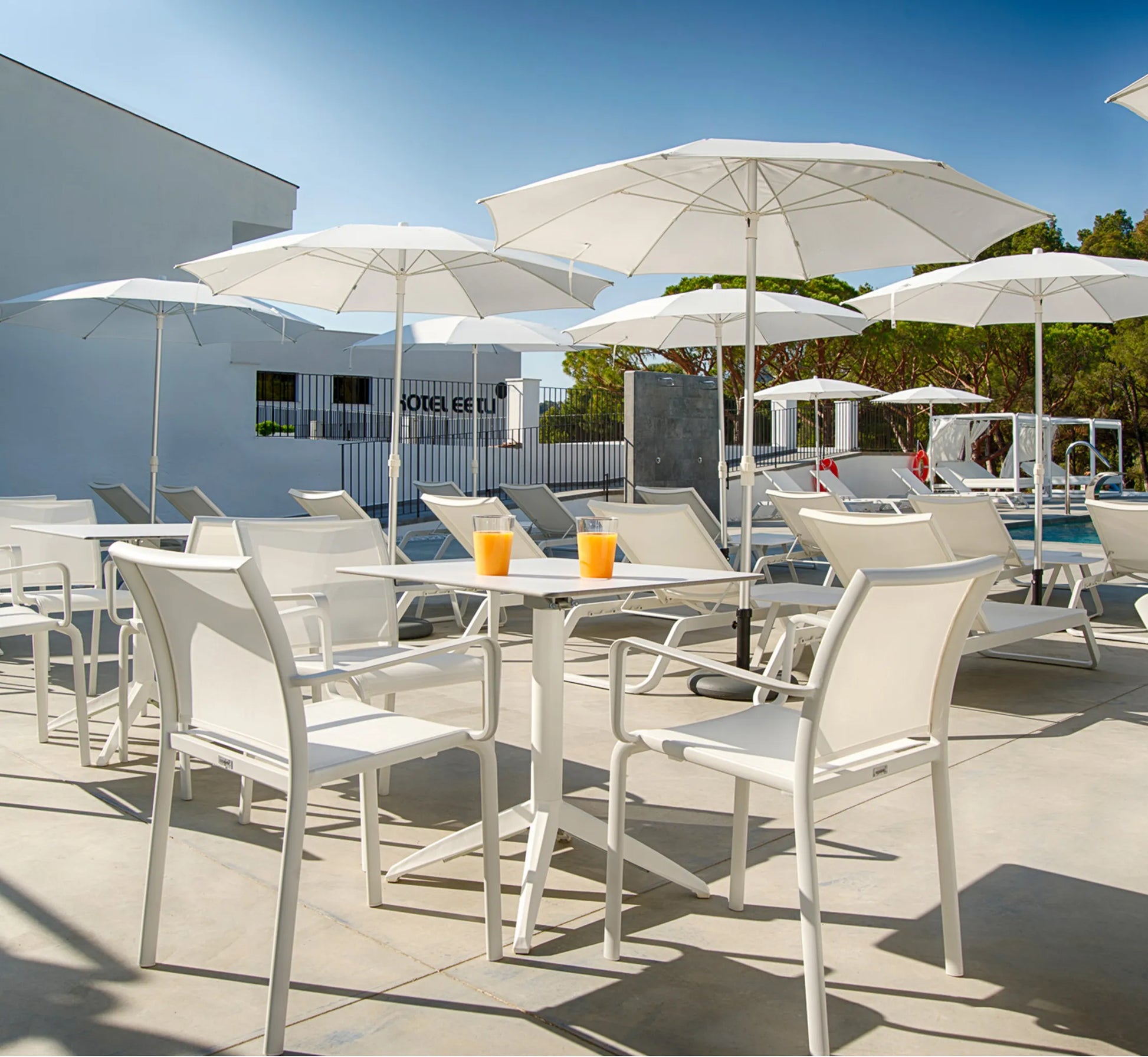 Terraza de diseño con sillas LAND rodeando una mesa.