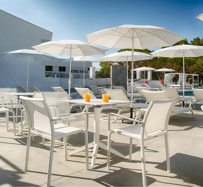 Terraza de diseño con sillas LAND rodeando una mesa.