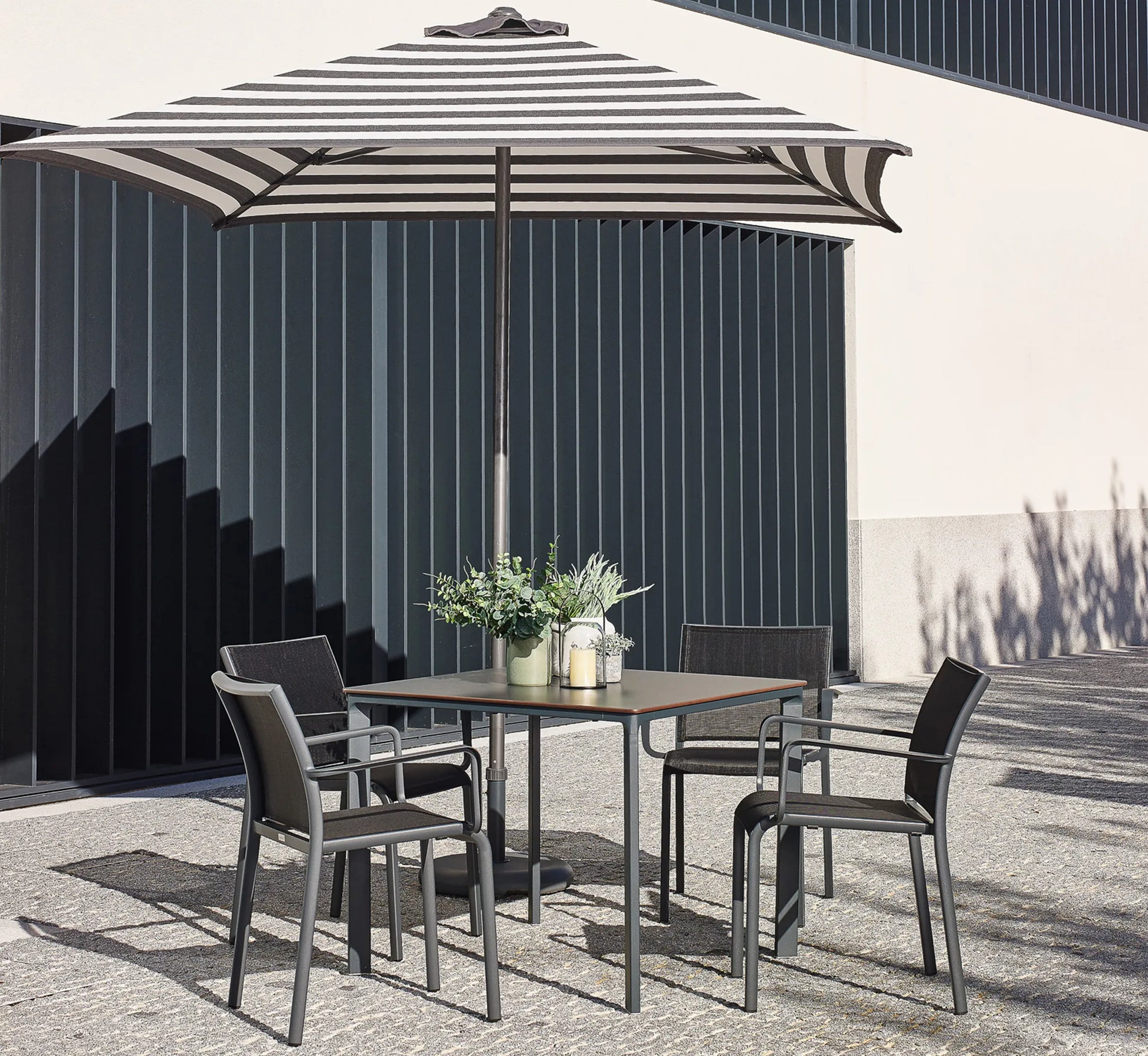 Terraza de diseño con sillas LAND rodeando una mesa.