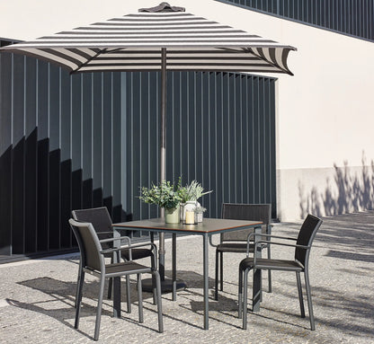 Terraza de diseño con sillas LAND rodeando una mesa.