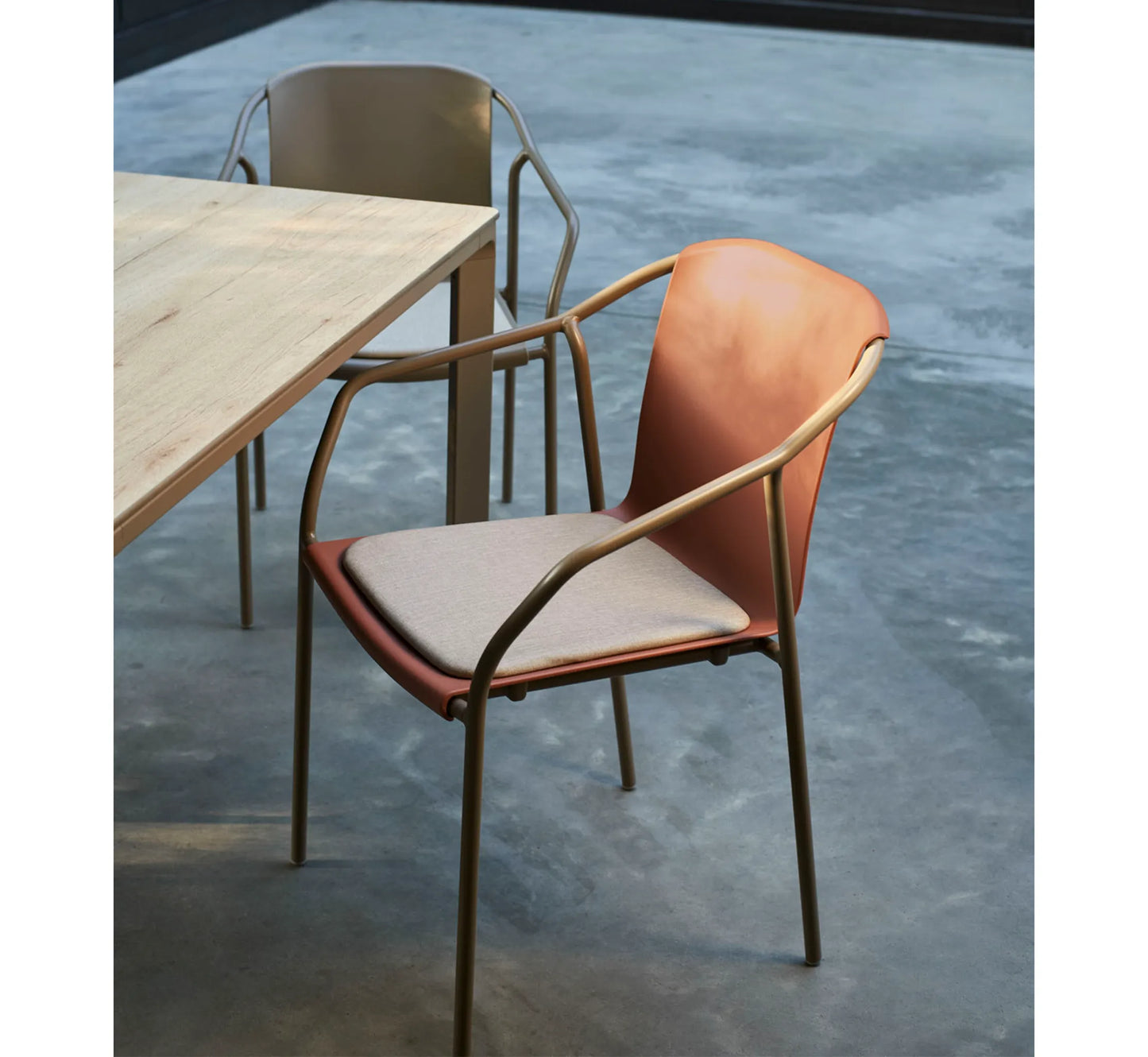 Silla ROD con acolchado para comedor de interior de diseño contemporáneo.