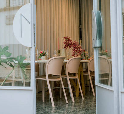 Conjunto de sillas TRENA en una cafetería.