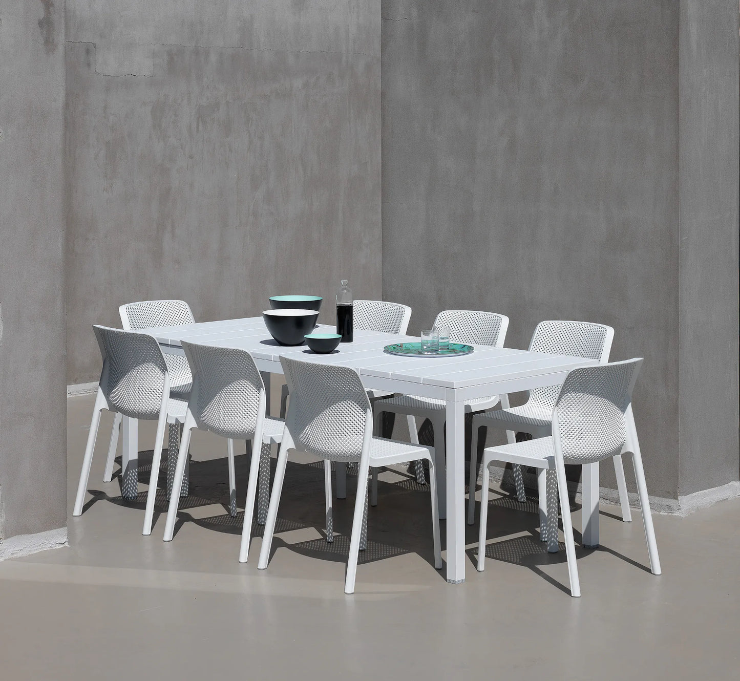 Varias sillas BIT apiladas mostrando su diseño compacto y funcional.