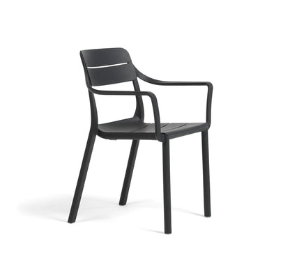 Silla de exterior CASSIA de NARDI con brazos en color antracita.